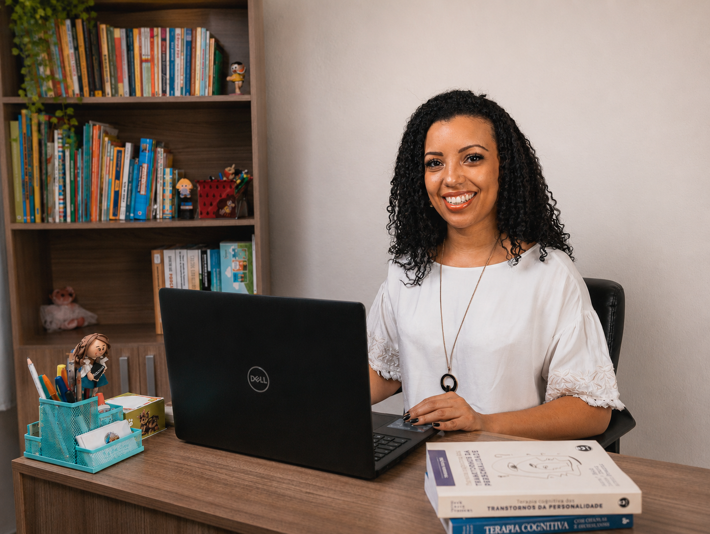 Karoline Lima, psicóloga e neuropsicóloga, em seu consultório